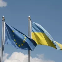 L'Ukraine est maintenant candidate officielle à l'entrée dans l'Union Européenne. Ici, les drapeaux européen et ukrainien flottant à Mykolaiv en Ukraine. /© Maurizio Orlando/ Hans Lucas.