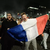 Après la demi-finale France - Maroc de la Coupe du Monde de Football 2022 au Qatar, les supporters français ont massivement envahi les rues de la ville, pour célébrer la victoire de leur équipe. © Photographie par Patrick Batard / Hans Lucas