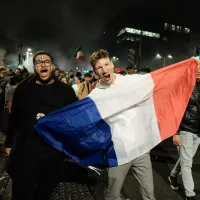 Après la demi-finale France - Maroc de la Coupe du Monde de Football 2022 au Qatar, les supporters français ont massivement envahi les rues de la ville, pour célébrer la victoire de leur équipe. © Photographie par Patrick Batard / Hans Lucas