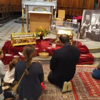 Sanctuaire d'Alençon - vénération des reliques de Thérèse, de Louis et de Zélie