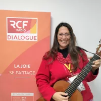 Sophie Dahan, guitariste pour l'association Phonambule. 