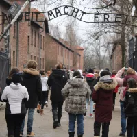 Les collégiens maralpins devant l'entrée du camp de concentration et d'extermination Auschwitz I à Oświęcim en Pologne - Photo RCF