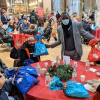 Repas de Noël le 25 décembre 2021 à midi dans l’église Saint-Merry pour 140 personnes sans-abri ©Communauté Sant-Egidio / église Saint-Merry