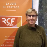Christine Rey dans les studios de RCF Isère