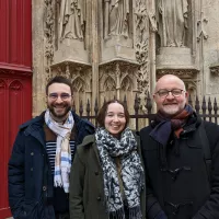 De gauche à droite père Philippe Perraud, Iphigénie Gonnet et Vincent Picard, tous membres de la communaut Sant'Egidio et invités de la table ronde animée par Madeleine Vatel