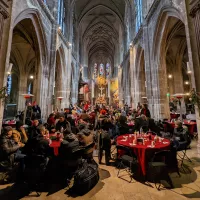 Le repas de Noël organisé par Sant'Egidio le 25 décembre 2022 dans la paroisse saint Merry à Paris / Amélie Gazeau