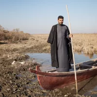 Au de bord de l'eau : portait d'un pêcheur prêt à partir © Roberta Valério