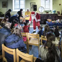 Distribution des cadeaux de Noël aux enfants des familles de migrants par les associations de solidarité, Pamiers, le 18/12/2019 ©Céline Gaille / Hans Lucas