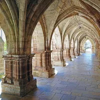 Le cloître du monastère de Luxeuil, où a vécu saint Romaric ©Wikimédia commons