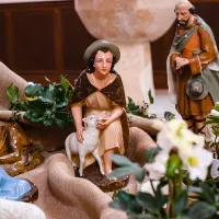 Une figurine de berger dans une crèche de Noël à Cassagne, en Haute-Garonne ©Lilian Cazabet / Hans Lucas