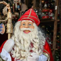 Contrairement au Père Noël qui porte un bonnet à pompon, saint Nicolas est représenté avec une mitre d'évêque (Photo : Dans une boutique à Monaco, le 24/11/2020 ©Arie Botbol / Hans Lucas)