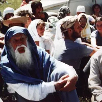 Les philosophes de la non-violence Jean-Marie Muller et Lanza del Vasto (à gauche) avec Jacques de Bollardière sur le causse du Larzac, protestant contre l'extension du camp militaire, dans les années 1970 ©Wikimédia commons