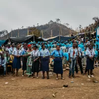 Des scouts et guides centrafricains pendant une messe d'envoi, à 30 kilomètres de Bangui, en décembre 2019 © Jean-Matthieu Gautier / Hans Lucas