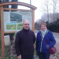 Serge Borderieux et une bénévole de l'association au point de départ du parcours © RCF - Guillaume Martin-Deguéret.