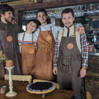 Lucas, à gauche et l'équipe de Papi Jo : un restaurant d'altitude qui vit sa première saison ©2023 RCF Haute-Savoie