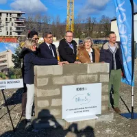 Les élus d'Annecy, du Grand Annecy, et Haute-Savoie Habitat ont posé la prmeière pierre d'un programme de 32 logements à bail réel solidaire, à Pré-Billy à Pringy. ©RCF Haute-Savoie