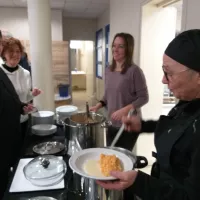 Sabine (à droite) assure le service