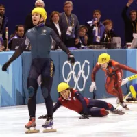 Steven Bradbury est le seul a rester debout et remporte la médaille d'or. 