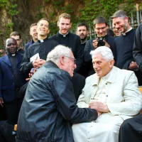 Rencontre chaleureuse entre Benoît XVI et le père Tolon, le 5 octobre 2017 - © Sedicom Lyon