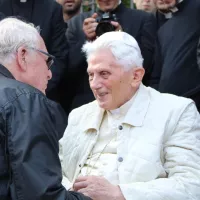 Rencontre chaleureuse entre Benoît XVI et le père Tolon, le 5 octobre 2017 - © Sedicom Lyon