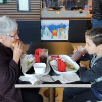 Le McDo de Cholet Sud a troqué les emballages carton contre du plastique depuis novembre 2022. ©RCF Anjou