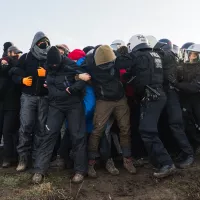 Des activistes climatiques font face à la police parce qu' ils ne veulent pas quitter Lützerath © Aurélien Goubau / Hans Lucas