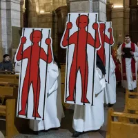 © Corinne SIMON / Hans Lucas. Mercredi rouge : Veillée de prière pour les chrétiens persécutés, organisée par l'Aide à l'Église en détresse (AED) à la Basilique du Sacré-Cœur de Montmartre. Paris, 23 novembre 2022