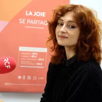 Lila Hajosi fondatrice de l'ensemble Irini dans les studios de Dialogue RCF ©Robert Poulain