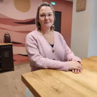 Delphine Charbonneau vous accueille au Albert Coffee Shop à Châteauroux. © RCF - Hugo Sastre.