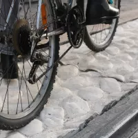 Un revêtement désagréable pour les cyclistes installé sur les voies du tramway à Nice - Photo RCF