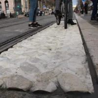 Il s'agit de rendre désagréable aux cyclistes l'emprunt des rails du tramway pour se déplacer histoire de les dissuader - RCF