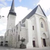 L'église Saint Cyr d'Issoudun @ Wikipedia.