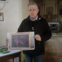 Jean-Christophe Rouxel, maire de La Lande-Chasles et une photo du tableau "L'adoration des mages" avant restauration - ©RCF Anjou