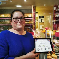 Servane Benoît, la patronne de la boulangerie Au P’tit Fournil, présente les sept fèves aux couleurs des associations de Montreuil-Juigné ©RCF Anjou