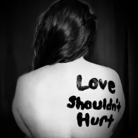 slogan "Love shoudn't hurt" - © Sydney Sims via Unsplash