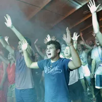 Soirée de louange lors du festival Welcome to Paradise, organisé par la communauté du Chemin neuf, 06/08/2015 ©Corinne Simon / Hans Lucas