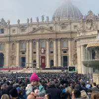 Près de 50.000 personnes étaient présentes à la messe des funérailles de Benoît XVI, le jeudi 5 janvier, place Saint-Pierre à Rome ©Pierre-Hugues Dubois / RCF