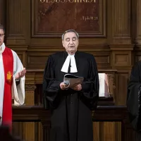 Mgr Éric De Moulins-Beaufort (à gauche), président des évêques de France, François Clavairoly (au centre), président de la Fédération protestante de France, Serge Sollogoub, prêtre orthodoxe, prient ensemble dans le temple protestant du Saint-Esprit à Paris, le 21/05/2021 ©Corinne Simon / Hans Lucas