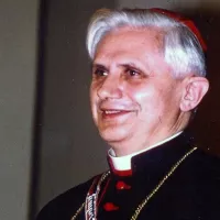Le cardinal Joseph Ratzinger, préfet de la Congrégation pour la doctrine de la foi en 2000 ©Wikimédia Commons