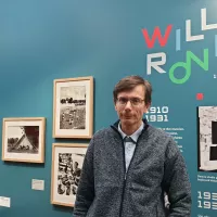 Le photographe humaniste Willy Ronis au musée de Pont-Aven avec Ronan Guinée, chargé du fonds Willy Ronis à la Médiathèque du Patrimoine et de la Photographie @ Christophe Pluchon, RCF 2023