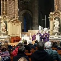 Mgr Centène prononce son homélie, le diacre François Gouthe transcrit en langue des signes ©RCF Sud Bretagne
