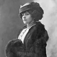 Colette photographiée par Henri Manuel. © Wikipedia.