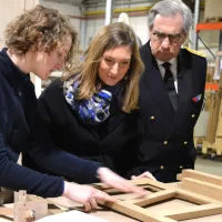 La ministre Carole Grandjean a échangé avec les apprentis de la menuiserie Baldini // © Magali Santulli