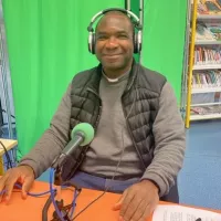 Le P. Emmanuel Kolani au micro des équipiers de la joie