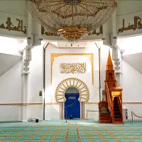 salle de prière de la Grande Mosquée de Lyon - CC BY SA 4.0 Aldg692VX via Wikimedia Commons