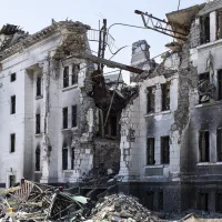 Vue extérieure du théâtre dramatique de Marioupol complètement détruit lors de bombardements. © Eric VAZZOLER / Zeitenspiegel / Hans Lucas.