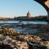 Sans chute de pluie depuis maintenant trente jours, la sécheresse hivernale touche toutes les régions de France. Dans le sud-ouest, la Garonne présente un débit de un tiers par rapport aux normales de saison. Ce bas niveau extrême, déjà connu l'été dernier, est visible dans la ville rose. © Patrick Batard / Hans Lucas.