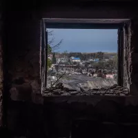 Vue de ce qui reste de la gare de Trostyanets-Smorodyne ou stationnait le gros du contingent de Moscou. Pendant 30 jours, cette petite ville de 20 000 habitants dans l'oblast de Soumy, au nord-est de l'Ukraine, a subit l'occupation russe /  Photographie de Virginie Nguyen Hoang / Hans Lucas. 