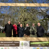 Le conseil municipal de Cassel devant l'Hêtre pleureur Crédit RCF Hauts de France Anne Henry