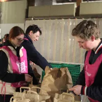 Une distribution alimentaire à Nice - Photo RCF